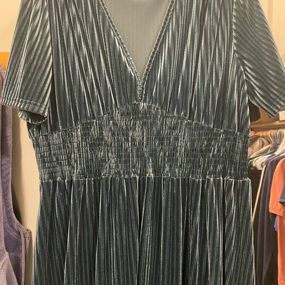 New Large green velvet king dress women’s - Picture 2 of 4